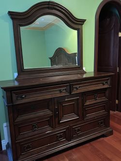 Bedroom set (CalKing) Wood