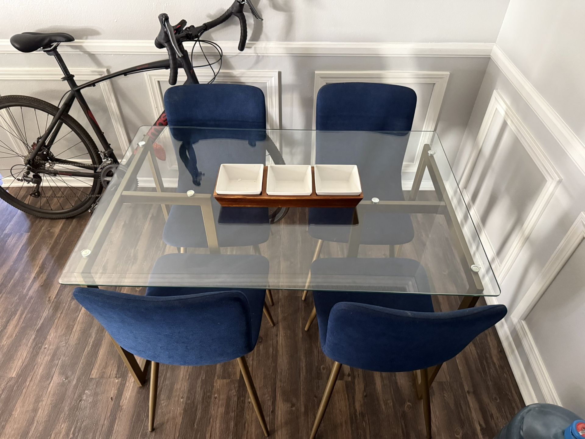 Dining Room Table And Chairs 