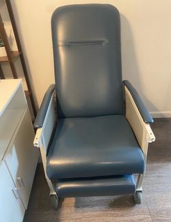 Medical Recliner Chair with Casters