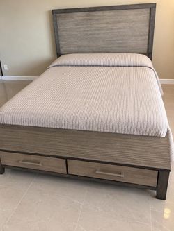 Queen bed white mattress