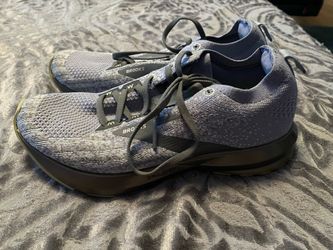 Size 7 brooks tennis shoes
