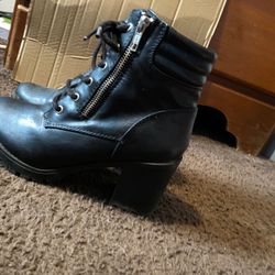 Size 6 Women’s Boots w/ wedge