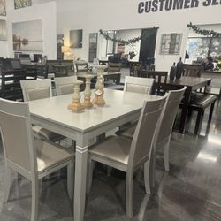 7 Pieces Dining Room set/ Includes: Table and 6 chairs. 