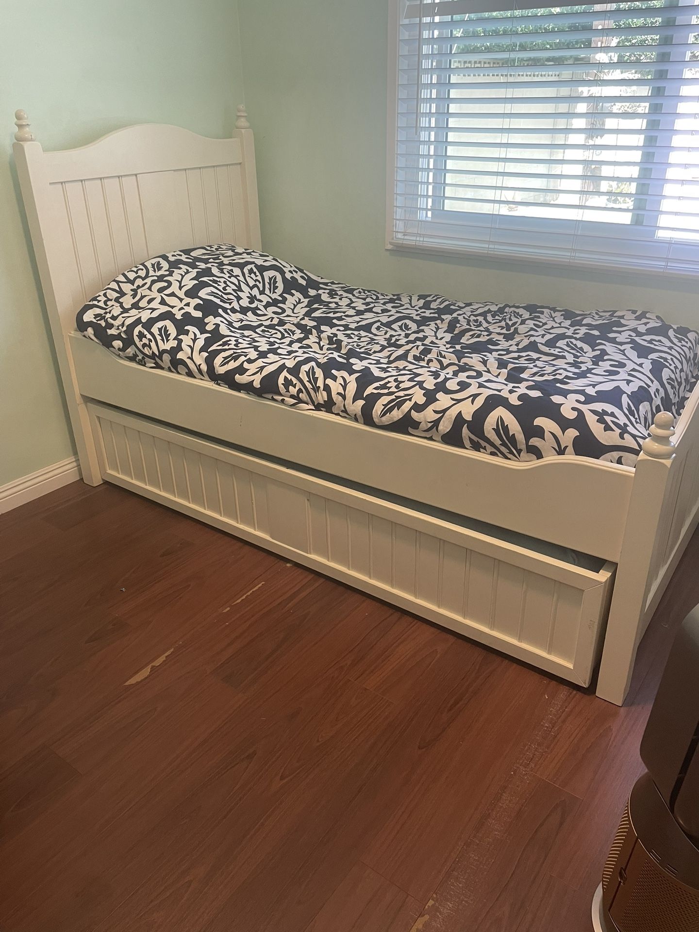 Twin Trundle Bed with mattresses