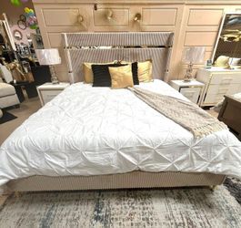 New years Sale!!! 4 pc Modern Upholstered Queen Bedroom Set