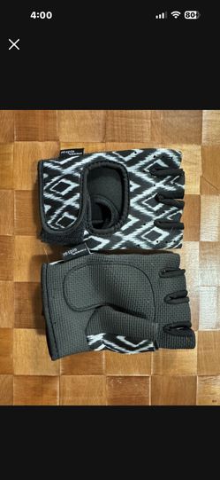 HALLE BERRY WORKOUT GLOVES. 