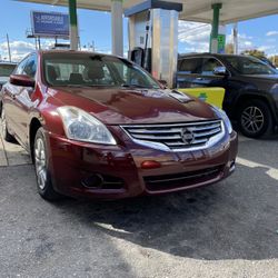 FIRST COME FIRST SERVE 2012 NISSAN ALTIMA, RUNS AND DRIVES GOOD, CLEAN TITLE , CLEAN CAR, VERY RELIABLE. 175,000MILES READY TO GO, SERIOUS BUYERS ONLY