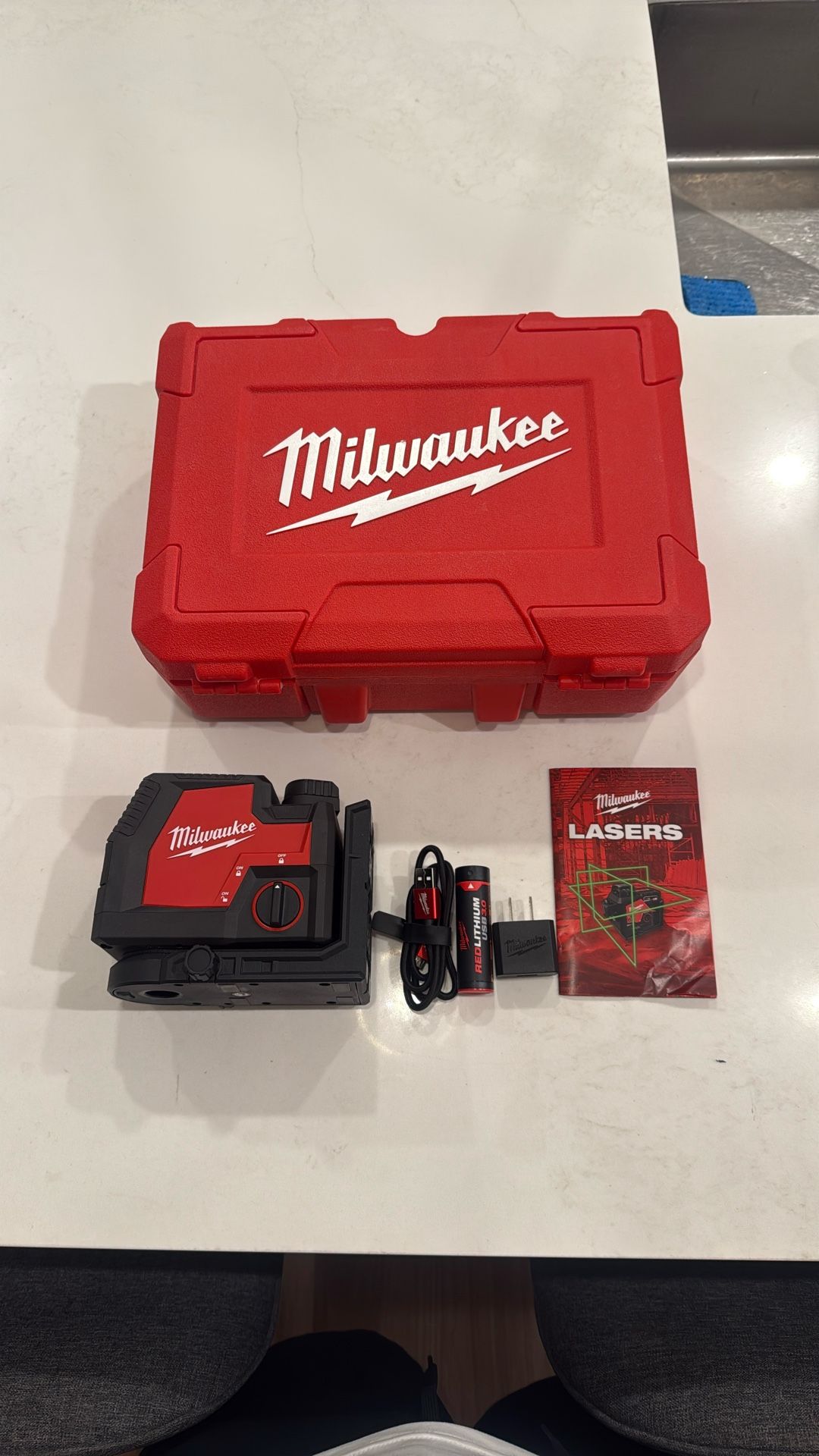 Milwaukee 100 ft. REDLITHIUM Lithium-Ion USB Green Rechargeable Cross Line Laser Level with Charger