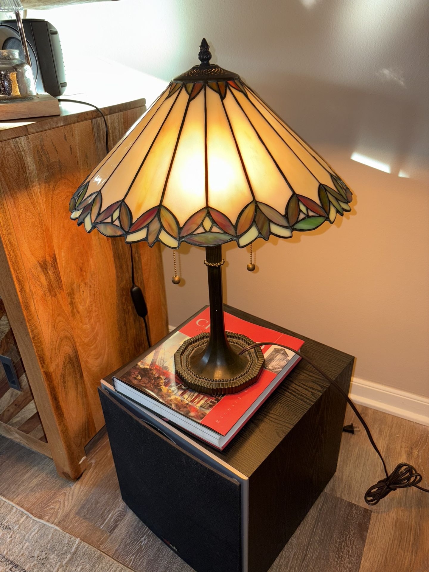 Beautiful Tiffany style table lamp 2 lights 2 pull strings brass base Great condition 