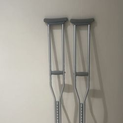 MEDLINE Standard Aluminum Adult Medium Crutches 1 Pair / 5’2” to 5’10” MDSV80535