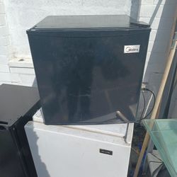Mideast  Small Fridge With Freeze