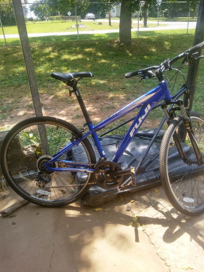 Bike fuji traverse 1.9 like new m size