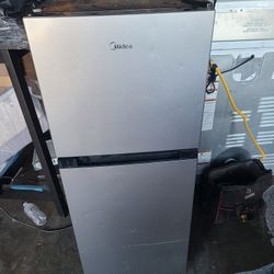 Refrigerador Muy Limpia Trabaja Muy Bien  Para Un Cuarto 