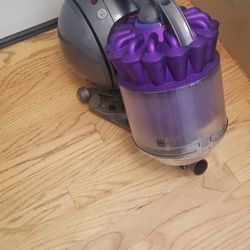 NEW cond Dyson ANIMAL BIG BALL VACUUM   ,WITH ATTACHMENTS  , AMAZING POWER SUCTION     WORKS EXCELLENT  ,IN THE BOX 