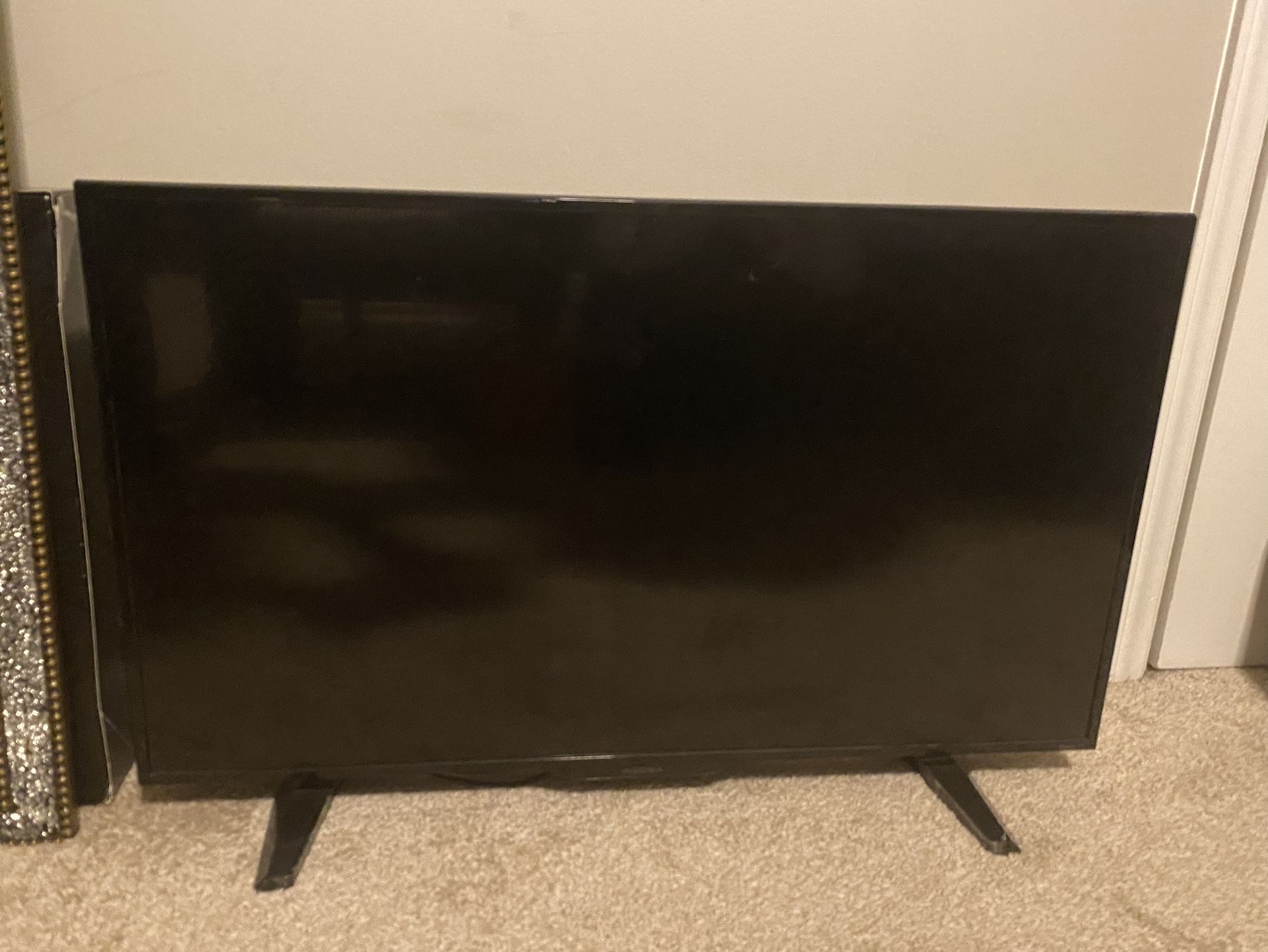 Insignia ROKU TV, 40 Inch, w/ Roku remote Control