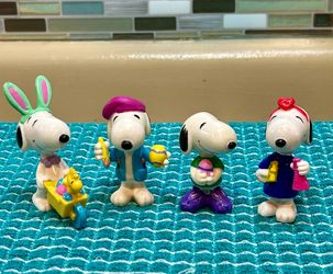 Vintage 30 yo Peanuts Snoopy Easter PVC 2.5” figurines, released in 1996