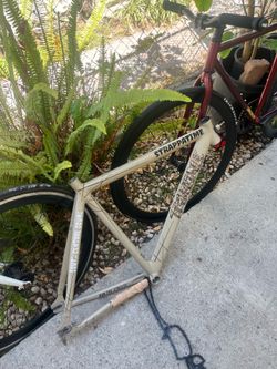 Aluminum throne frame