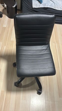 Black Leather chair (Wheels dont work)
