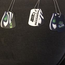 Seahawk dog chains 5 Bucks 