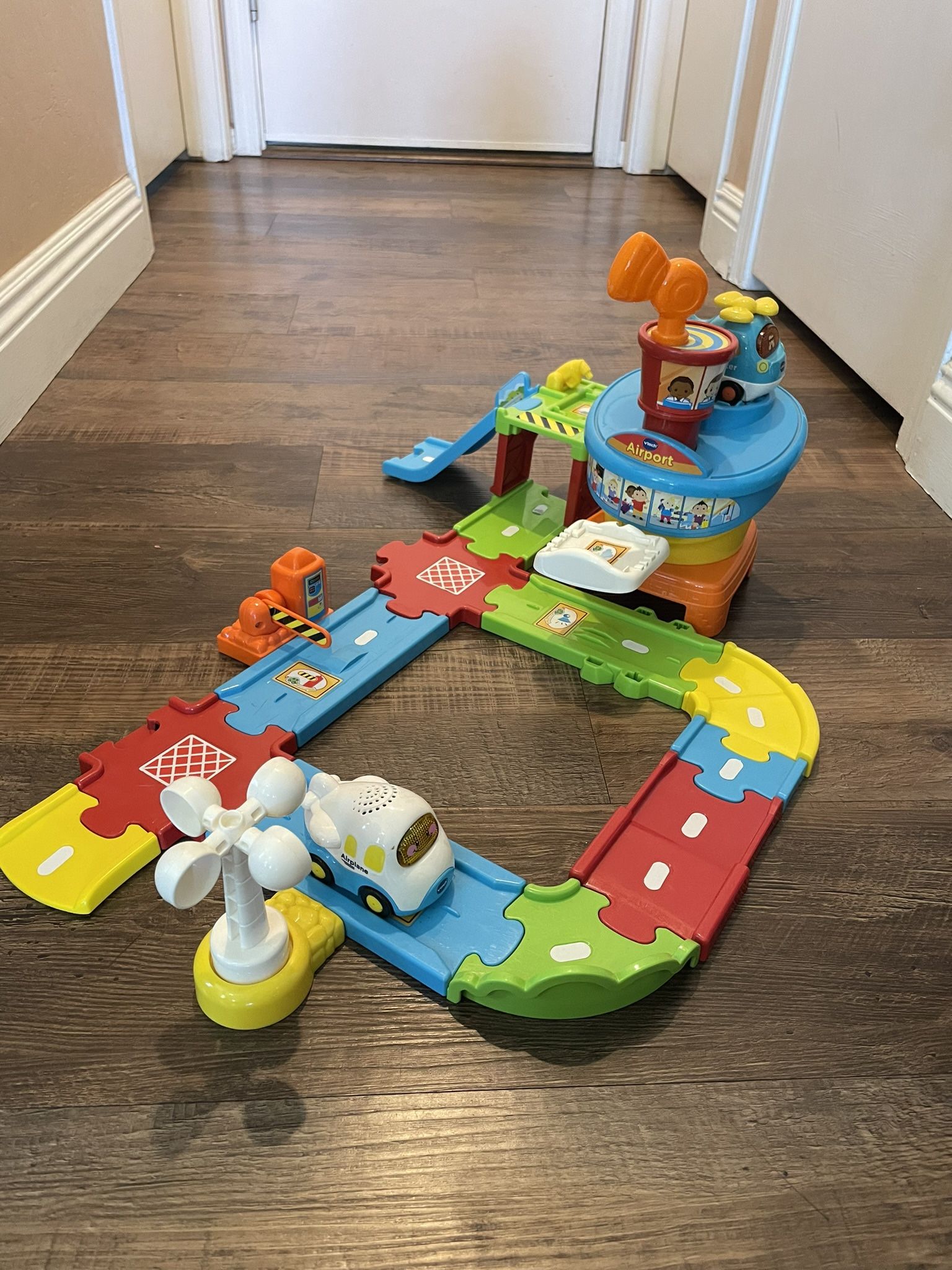 V-tech Go Go Smart Wheels Airport Playset