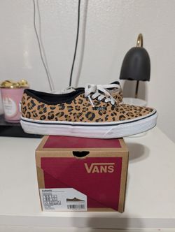 LIKE NEW WOMEN LEOPARD VANS
