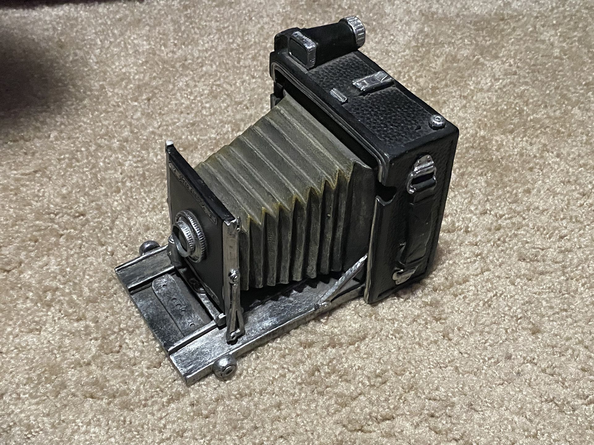 Vintage Look Polaroid Baffle Camera Piggy Bank Coin Bank