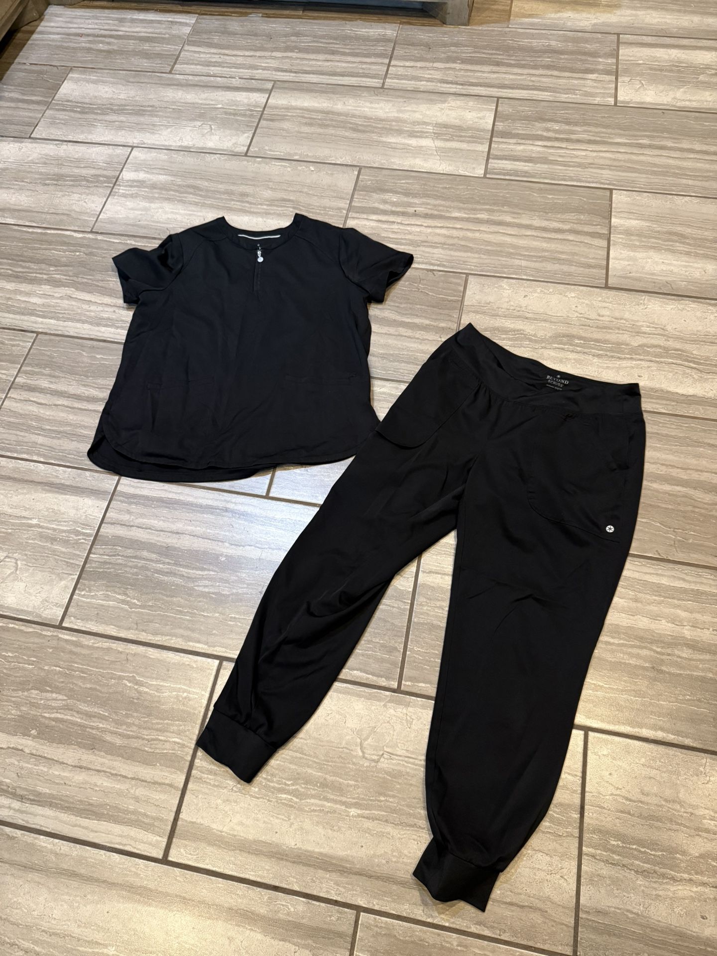 Womens Beyond Scrubs Set sz M&L