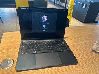 Made. Late. 2024. MacBook Air 13”. M3 chip /8Gb /256 ssd