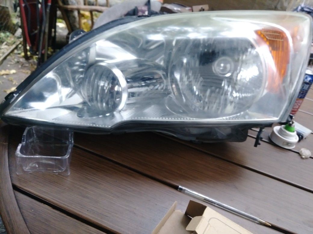 O.E.M Honda CRV Passenger Headlight Assembly like new 07-11