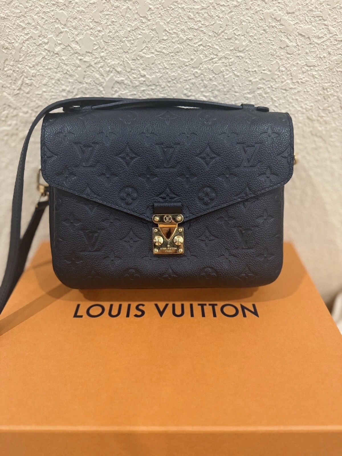 Louis Vuitton classic messenger bag