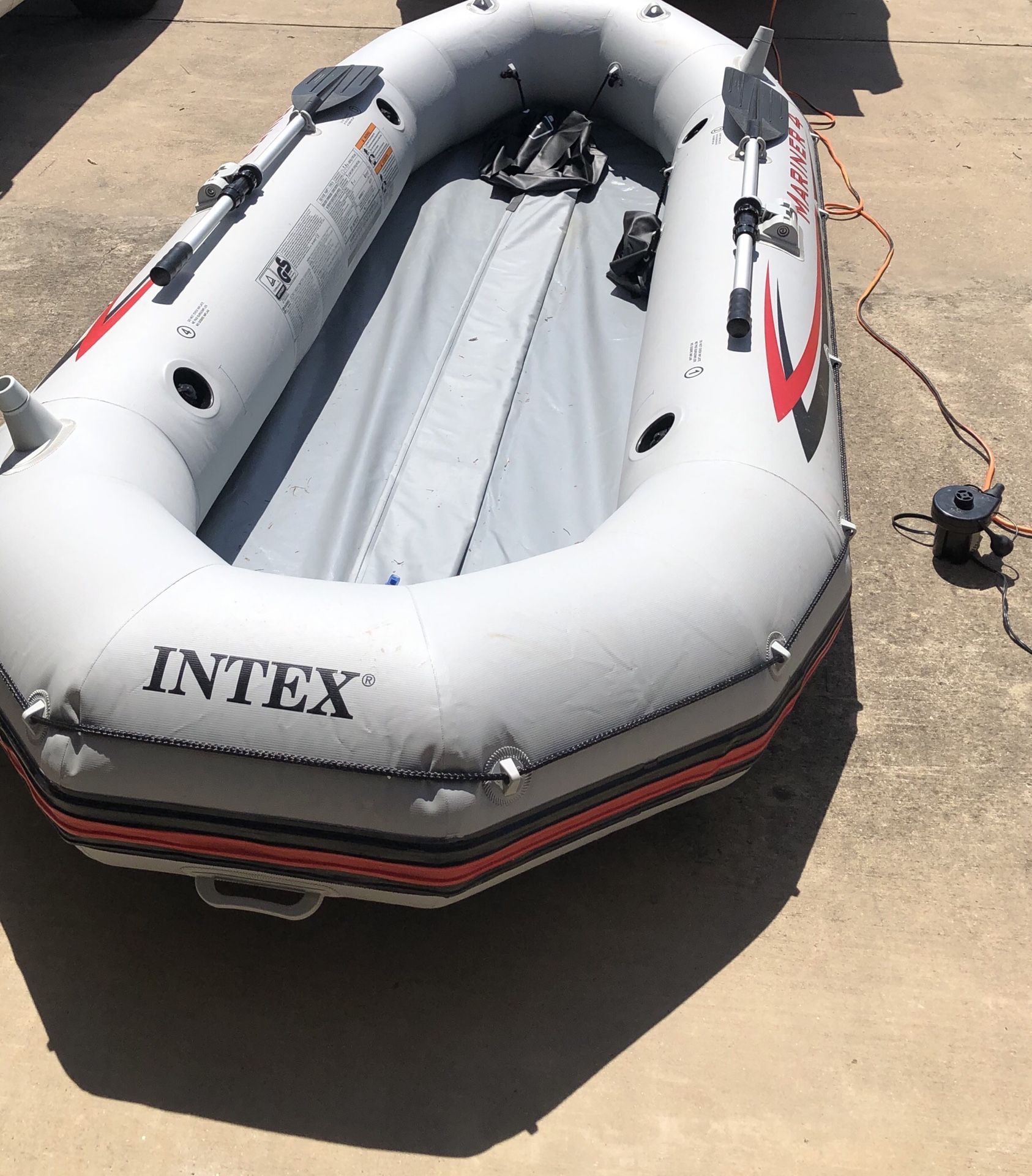 Inflatable boat / water raft