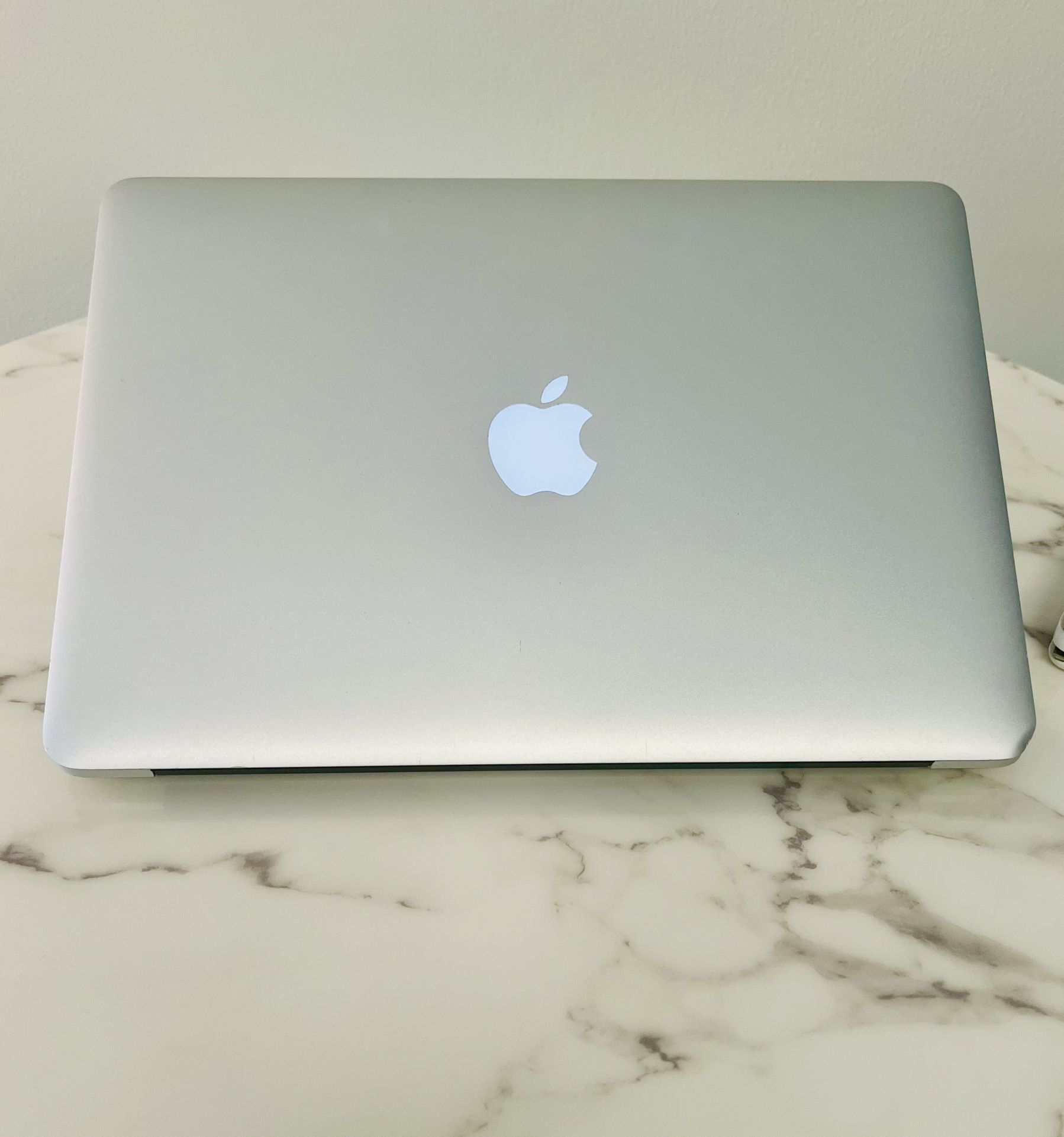 Apple MacBook Air (13-inch, early 2016) Laptop Computer