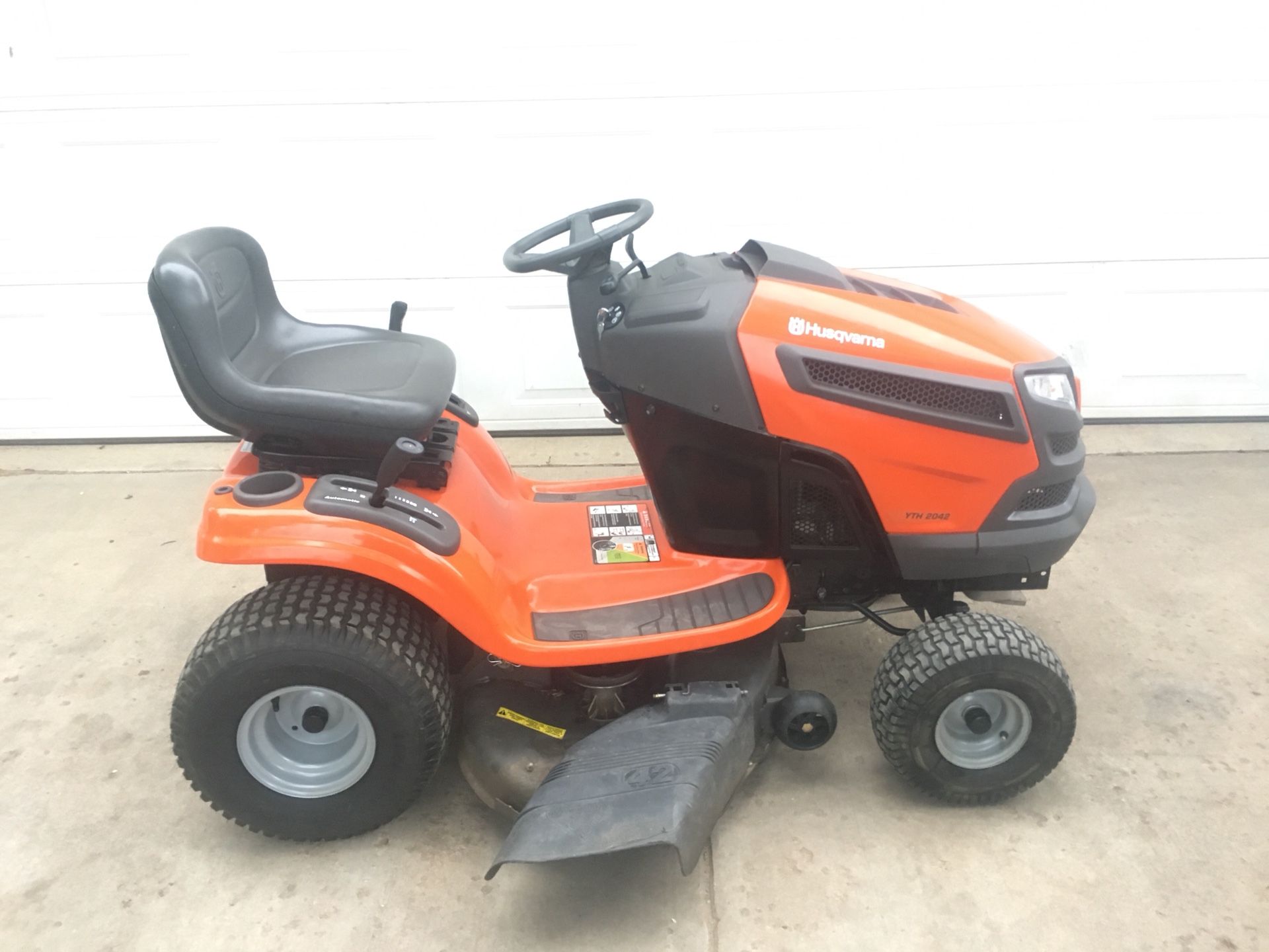 Riding lawnmower Husqvarna YTH2024