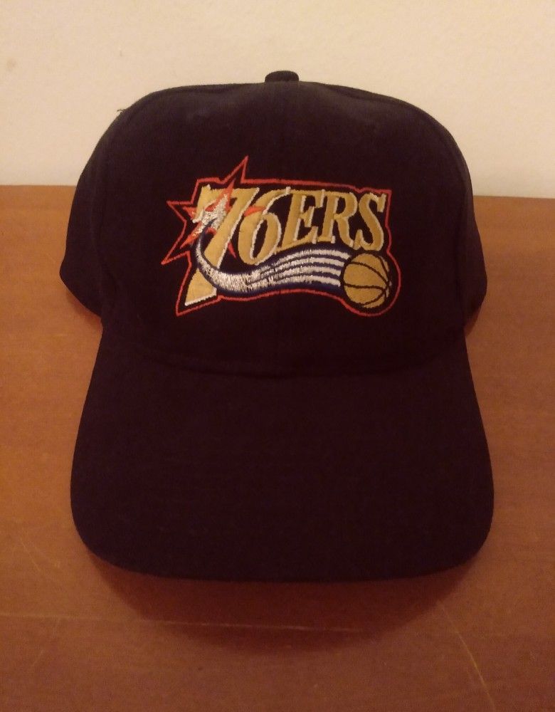 TOPPERS 1990s NBA PHILADELPHIA 76ers BLACK EMBROIDERED RETRO LOGO STRAPBACK HAT CAP