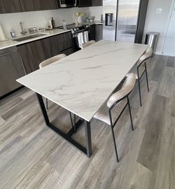 Dining room table + 4 chairs