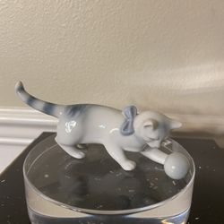 Metzler & Ortloff Porcelain Cat