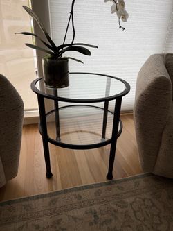 Pottery Barn Tanner 24” round Glass Table