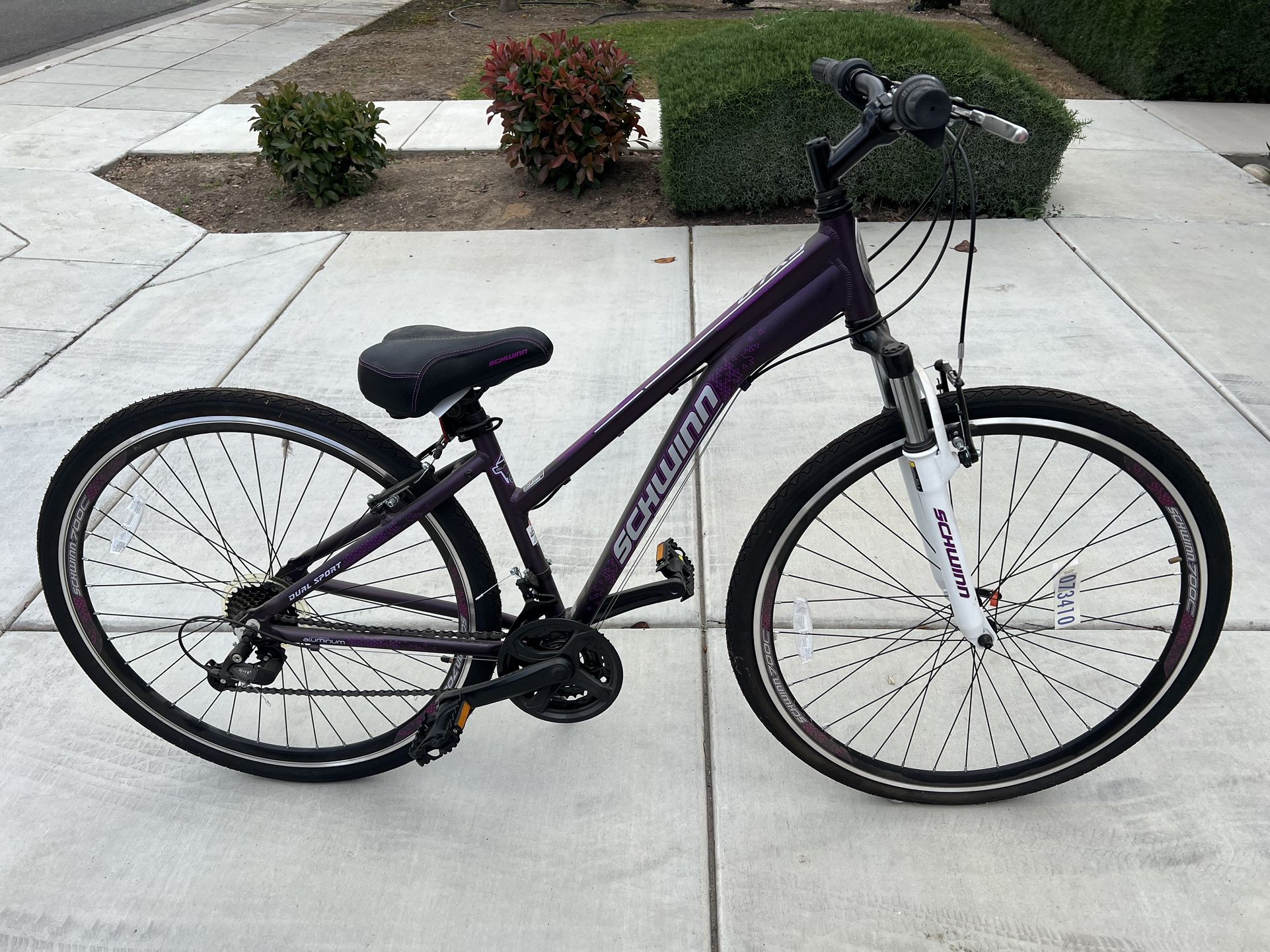 Schwinn GTX3 women's Hybrid Bicycle