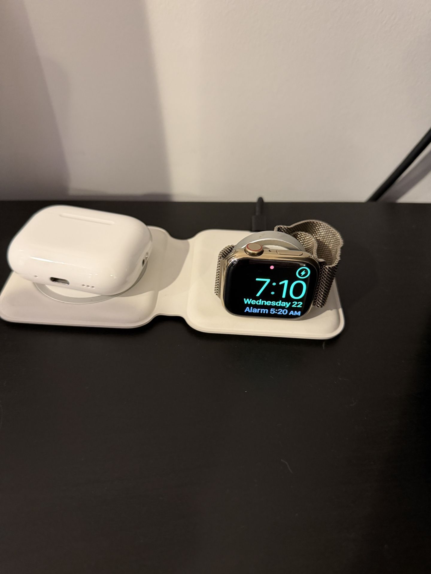 Apple Watch Gold With MagSafe Duo