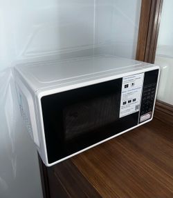 NEW Mainstays Countertop Microwave Oven 0.7 Cu Ft 700 Watts Compact Size White