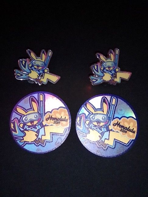 💥2024 Pokemon World Championships Honolulu Pokemon Collector Pikachu Pins (2) and Coins (2).