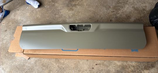 Upper peas for a multi flex tailgate 1500 series Chevrolet brand new in box Upper peas for a multi flex tailgate 1500 series Chevrolet brand new in bo