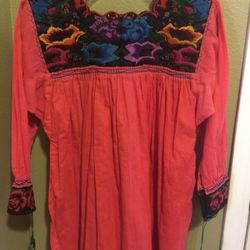 Hermosa blusa mexicana bordada a mano de punto de cruz
