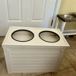Elevated Dog Feeder