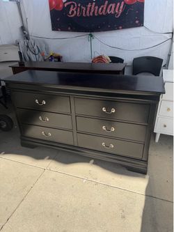 Black 6 drawer dresser !