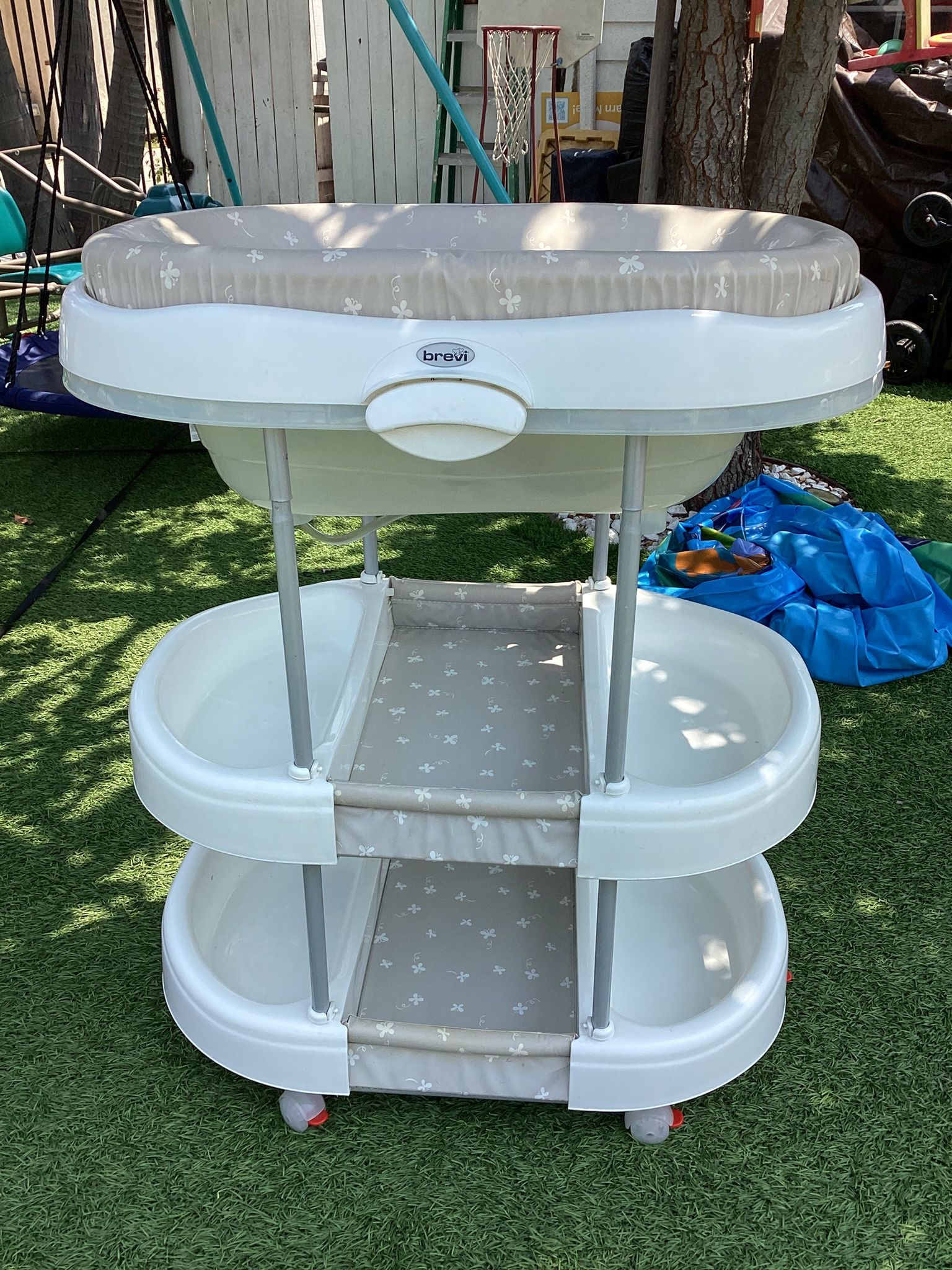 Changing Table /bath Tub 