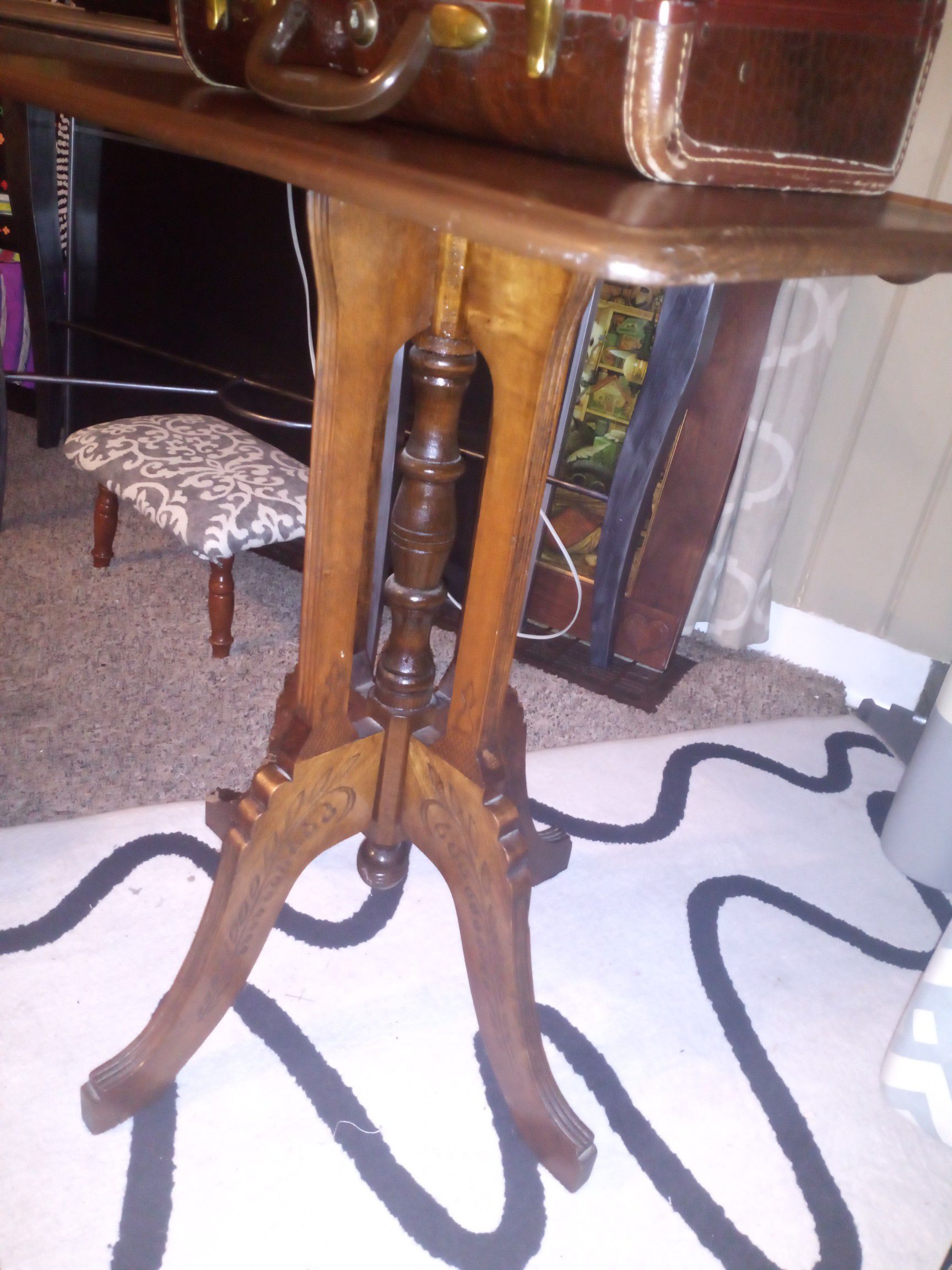 Antique victorian hand carved parlor table