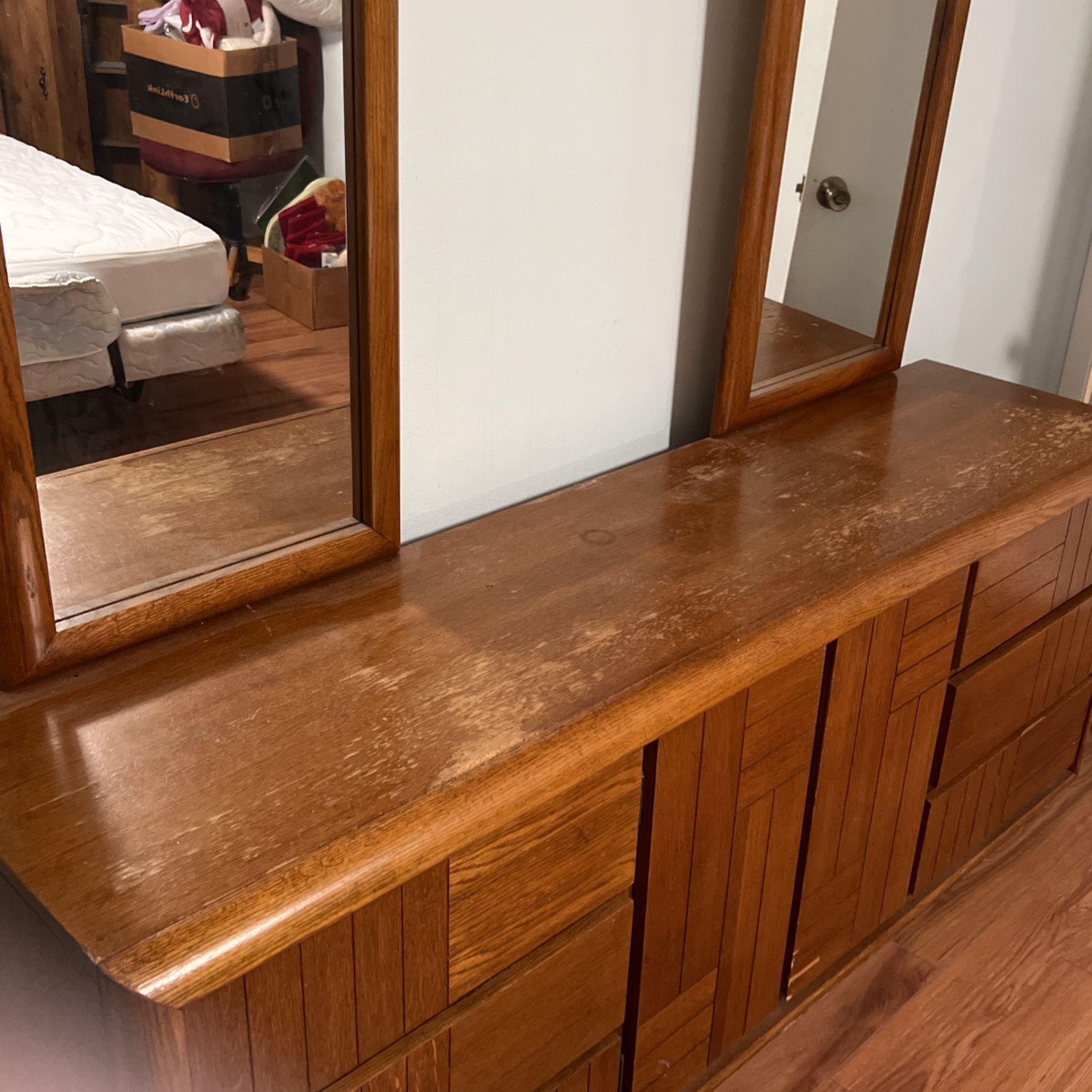 Solid Wood Dresser w/2 side Mirrors And 9 Drawers 