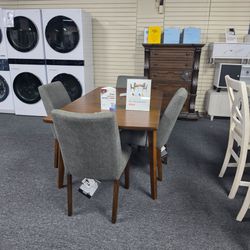 Table and 4 chairs 🚚WE DELIVER🚚