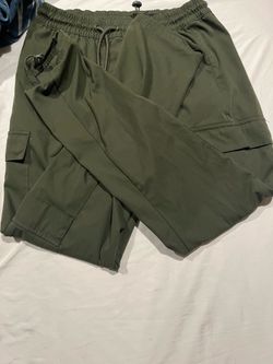 The Braeayn is TTAHARL and they’re very comfortable and scratchy and they’re a size medium and dark green The Braeayn is TTAHARL and they’re very comf